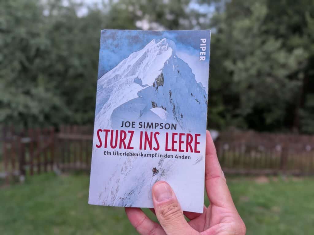 Buch Sturz ins Leere von Joe Simpson auf einem Tisch