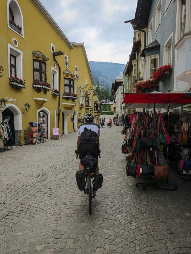 Gravelbike bei einem Zwischenstopp im Zentrum von Sterzing