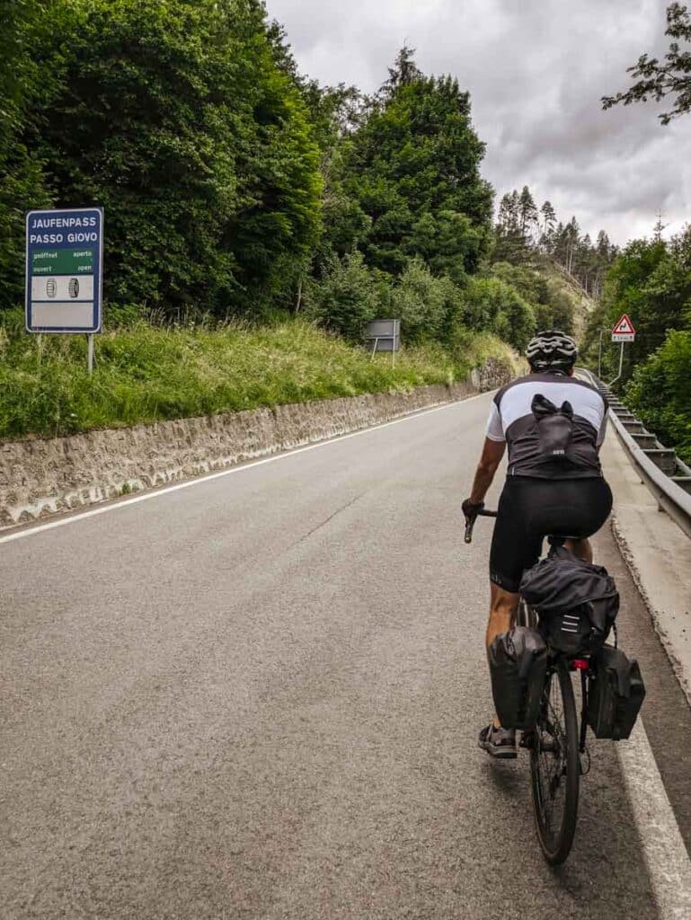 Gravelbike am Beginn des Anstiegs zum Jaufenpass