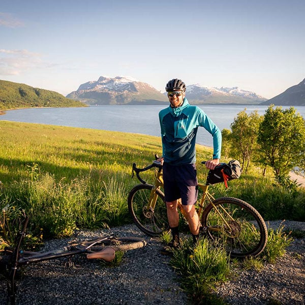 Fahrradfahrt am Abend mit dem Gravelbike in Lyngen