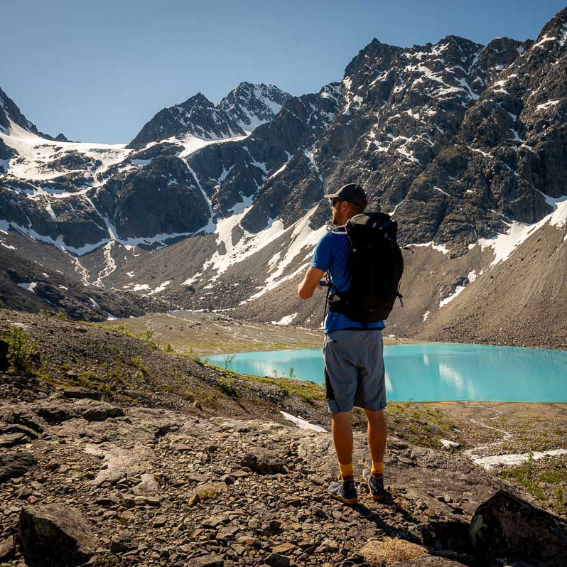 Person blickt auf den Blåisvatnet in den Lyngenalpen
