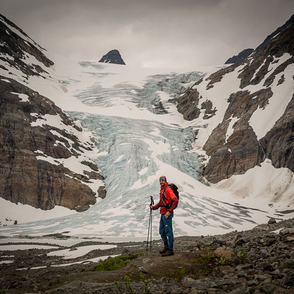 Wanderer vor dem Steindalsbreen in den Lyngenalpen