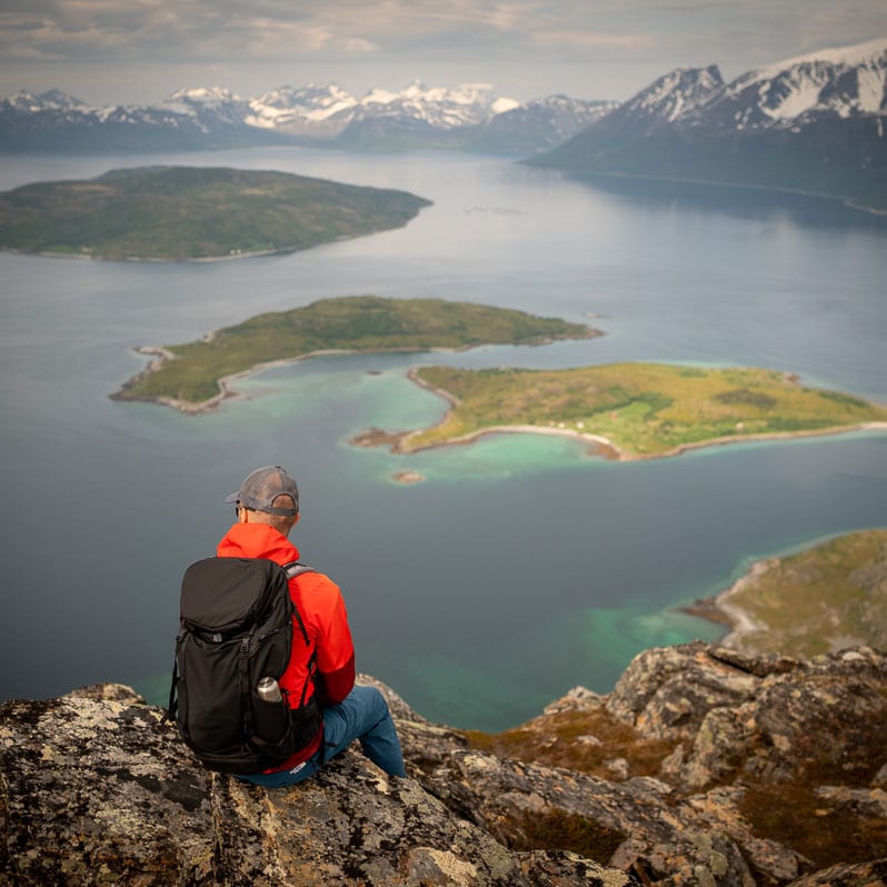 Gipfelblick vom Arontinden auf die Inseln Lille Follesøya und Store Follesøya