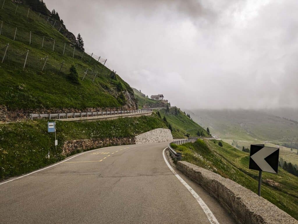 Kurvenreiche Abfahrt vom Jaufenpass Richtung St. Leonhard