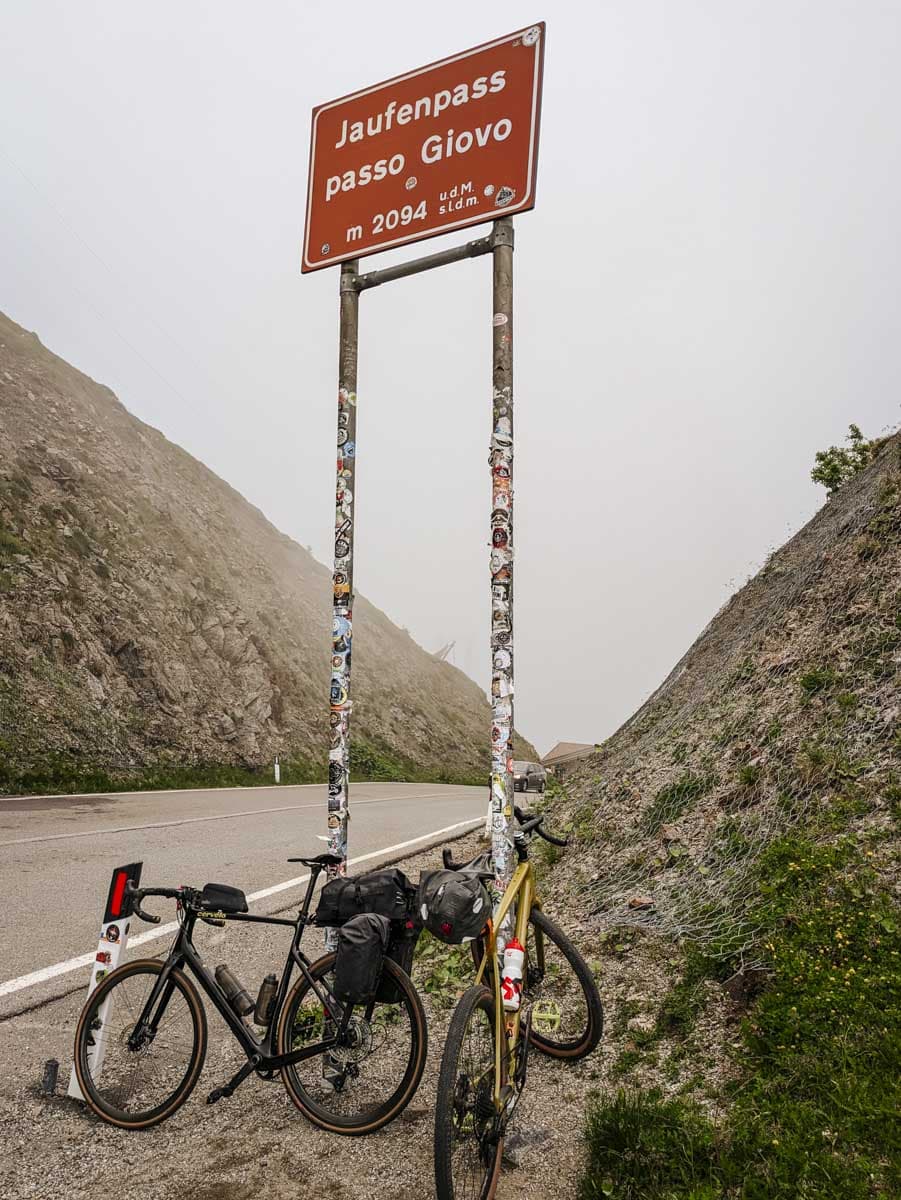 Gravelbike am Jaufenpass vor der Abfahrt nach St. Leonhard