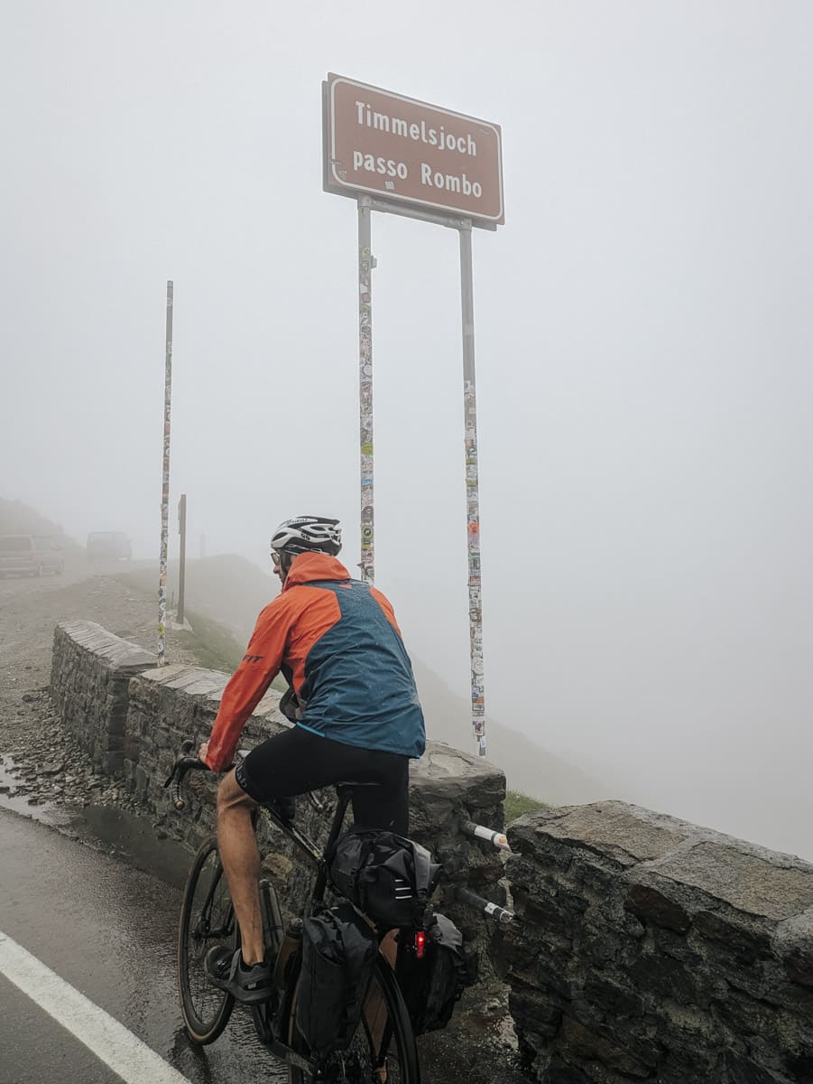 Passhöhe am Timmelsjoch auf der Strecke des Ötztaler Radmarathons